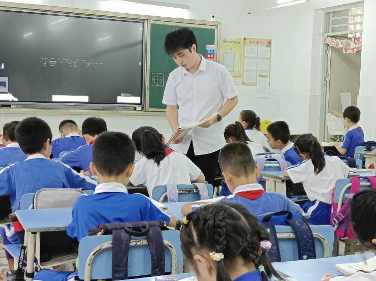 会议室里的人们描述已自动生成