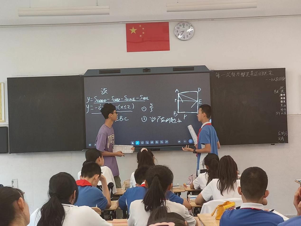 一群人在台上演讲描述已自动生成